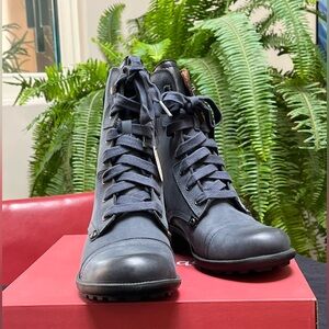 Blue denim worn leather Cobb Hill boots. New never worn. Size 9.